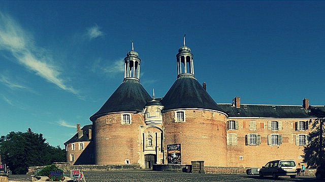 Burgundsko hrad Saint Fargeau co navštívit a vidět