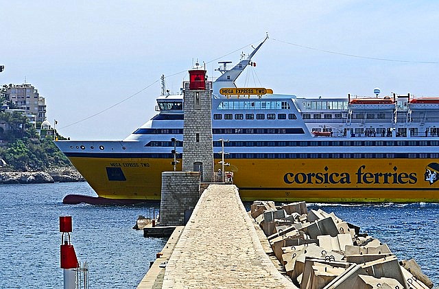 co navštívit a vidět v Nice - přístav, trajekty na Korsiku z Nice