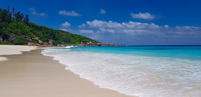 Seychely La Digue pláž Petit Anse