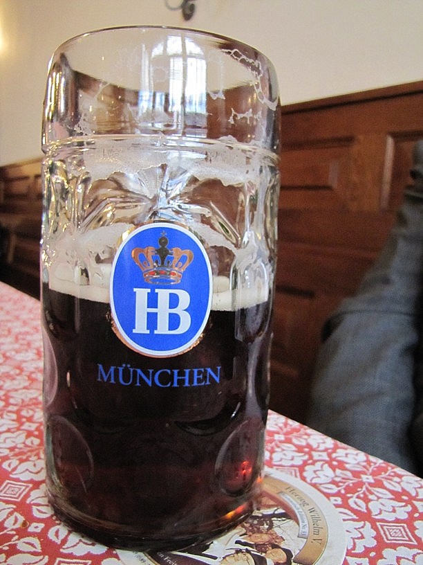 bavorská kuchyně,mnichovský hostinec Hofbräuhaus co ochutnat v Bavorsku