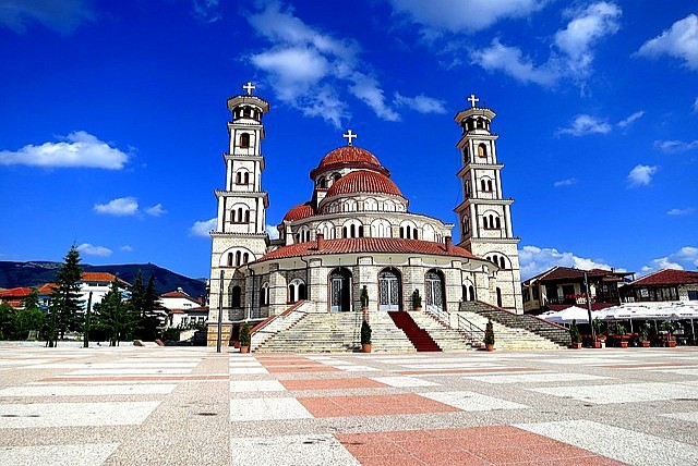 Albánie Korča katedrála co navštívit a vidět