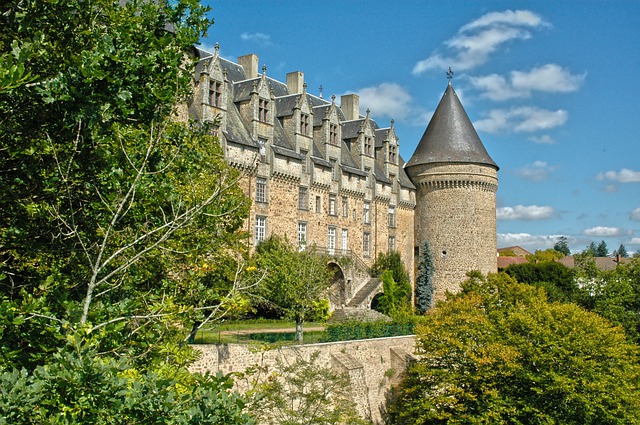 hrad Rochechouart co navštívit a vidět ve Francii