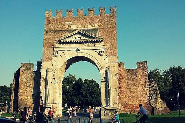 Itálie Rimini antický oblouk Arco d´ Augusto