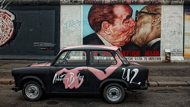 Berlín - Berlínská zeď, fotka líbajícího se Brežněva, co navštívit a vidět, turistické atrakce, průvodce Berlín